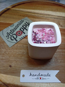 Vela con aroma a rosa en vaso artesanal cuadrado