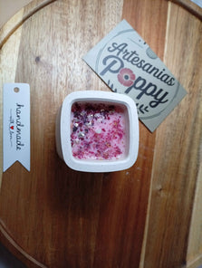 Vela con aroma a rosa en vaso artesanal cuadrado