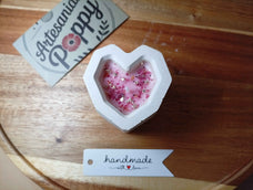 Vela en portavelas de corazón con aroma a rosa
