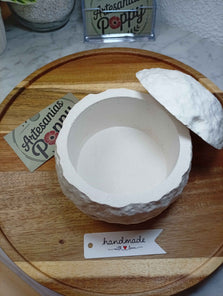 Caja con forma de roca volcánica