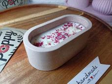 Vela de soja con aroma a rosa en bañera artesanal