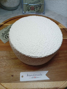 Caja redonda con relieve blanca