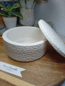 Caja redonda con relieve blanca