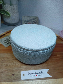 Caja redonda con relieve azul