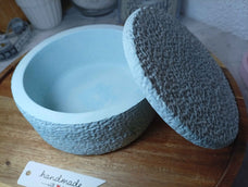 Caja redonda con relieve azul