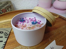 Vela con olor a rosa en bote blanco