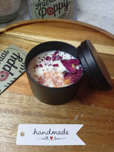 Vela con flores secas en bote
