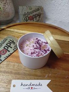 Vela con olor a rosa en bote blanco