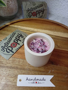 Vela con aroma a rosa en vaso artesanal redondo