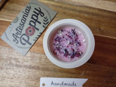 Vela con aroma a rosa en vaso artesanal redondo